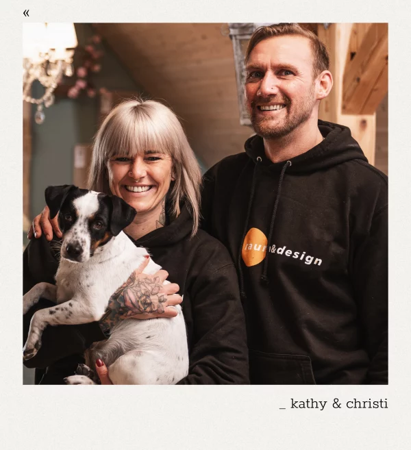 Portrait von Kathy und Christi mit Miss Pumkin