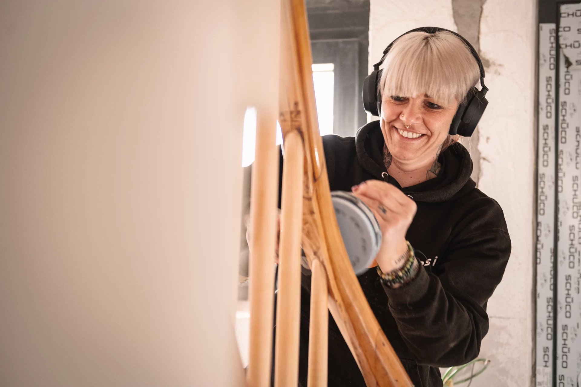 Kathy beim Abschleifen eines Treppengeländers