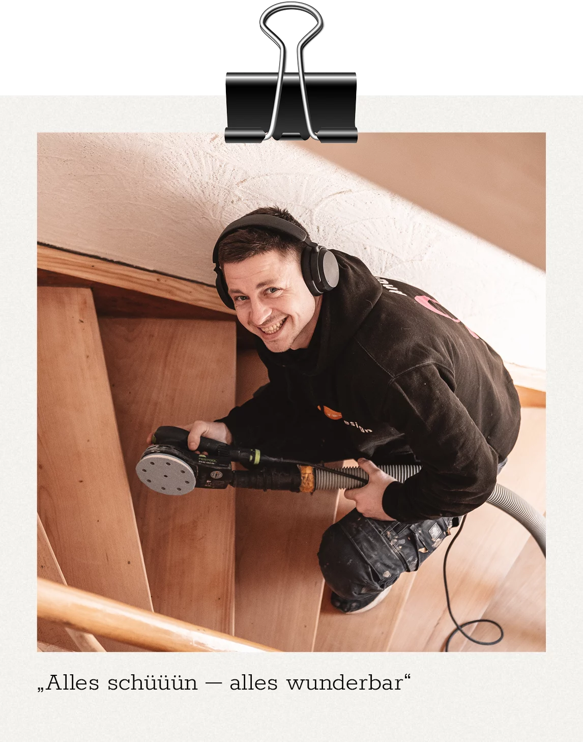 Unsere Story: Andrey mit Kopfhörern lächelt in die Kamera während er Treppenstufen schleift. Unter dem Bild steht "Alles schüüün - alles wunderbar"