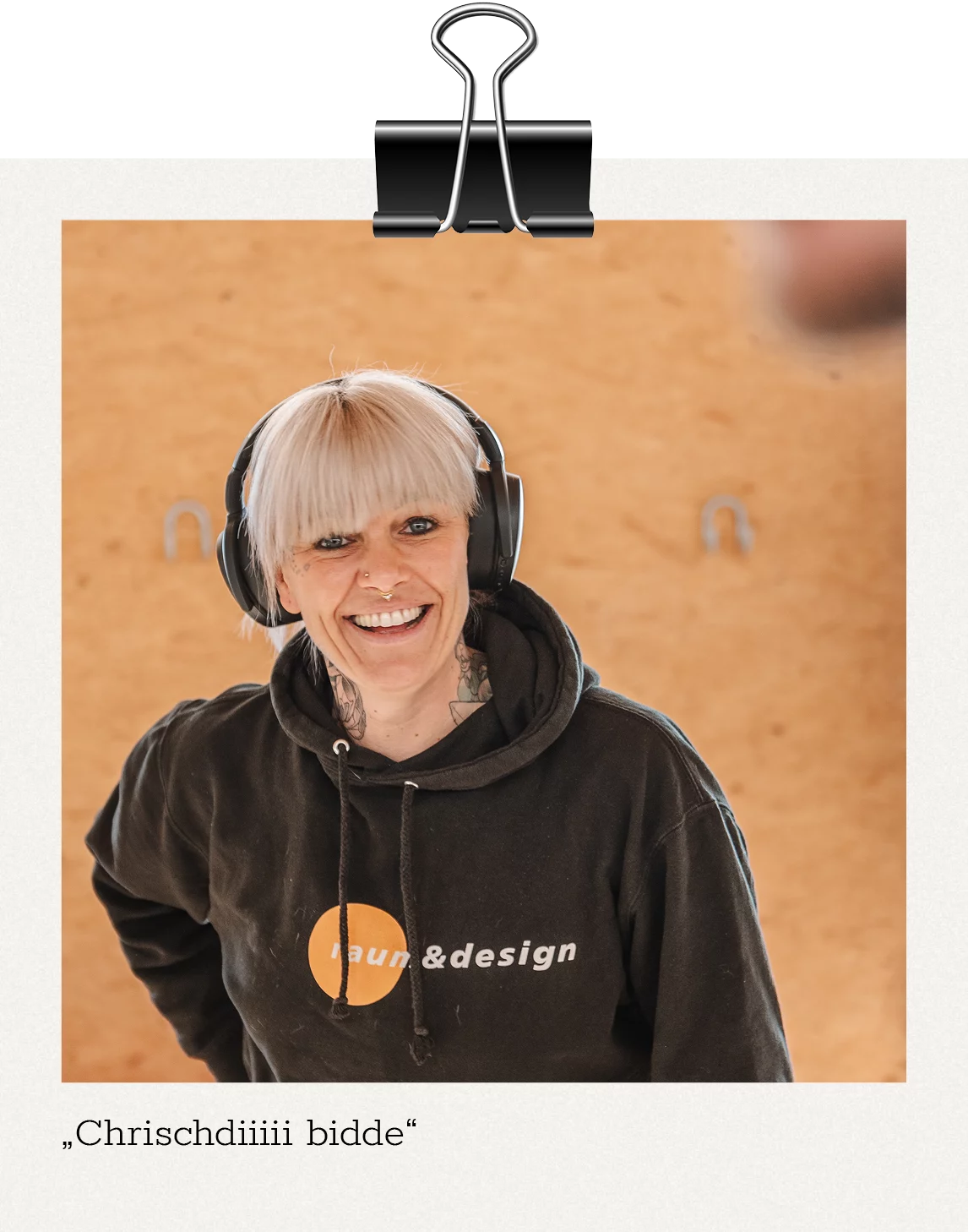 Unsere Story: Kathy mit Kopfhörern lächelt in die Kamera. Unter dem Bild steht "Chrischdiiiii bidde"