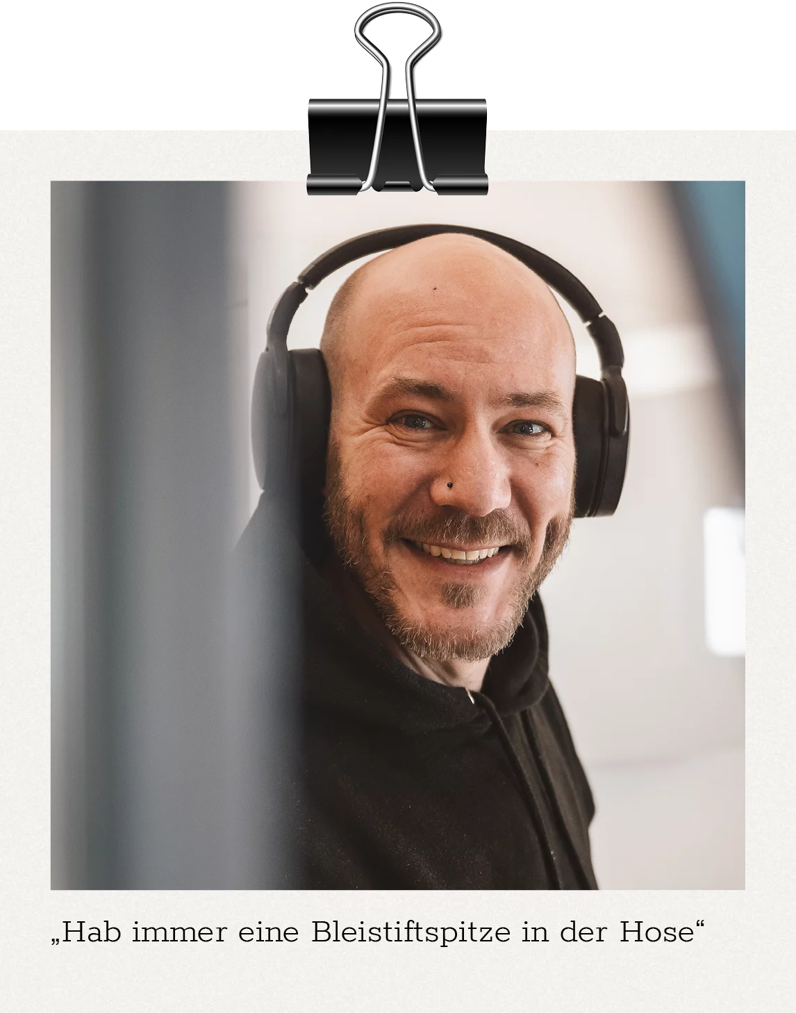 Unsere Story: Pat mit Kopfhörern lächelt in die Kamera. Unter dem Bild steht "Hab immer eine Bleistiftspitze in der Hose"