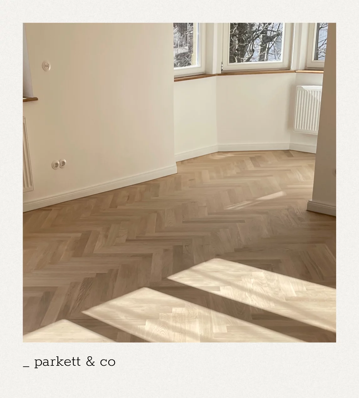 Frisch verlegter Parkett in Fischgrätenoptik in einer renovierten Wohnung