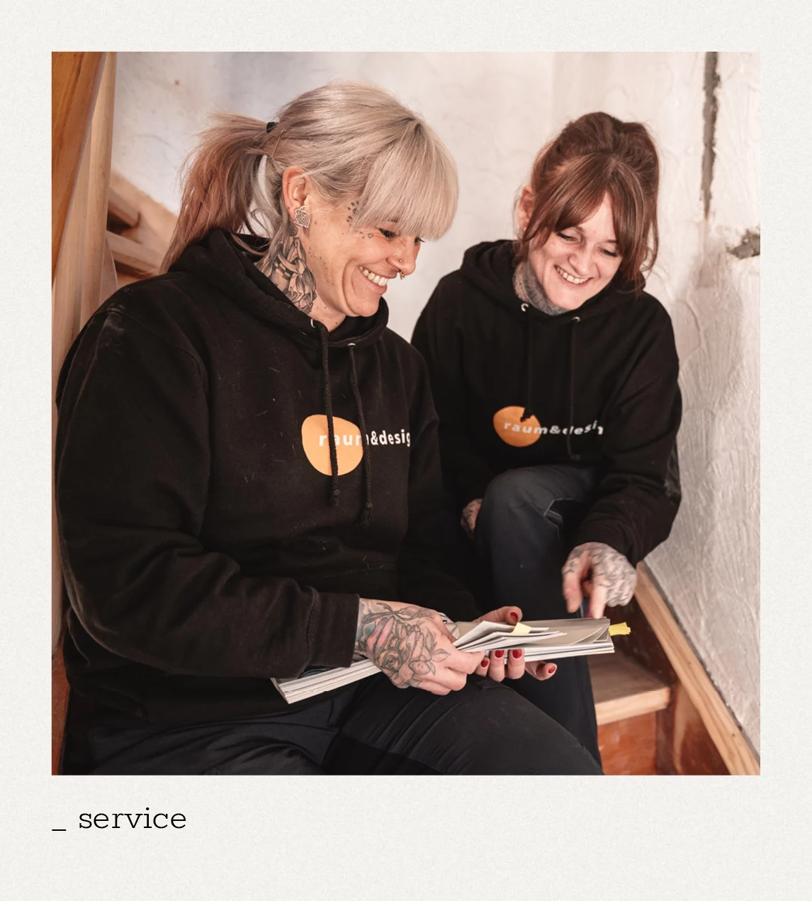 Kathy und Cora bei der Auswahl der richtigen Farbe