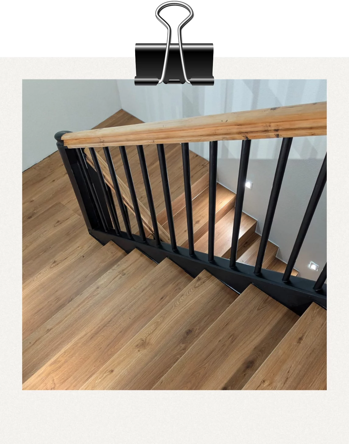 Treppen: Holzstufen und Handlauf mit schwarzen Highlights
