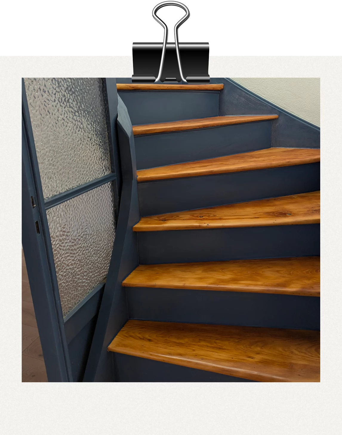 Treppen: Sanierte Treppe in dunklem Holz mit Highlights in Schwarz mit strukturiertem Glas