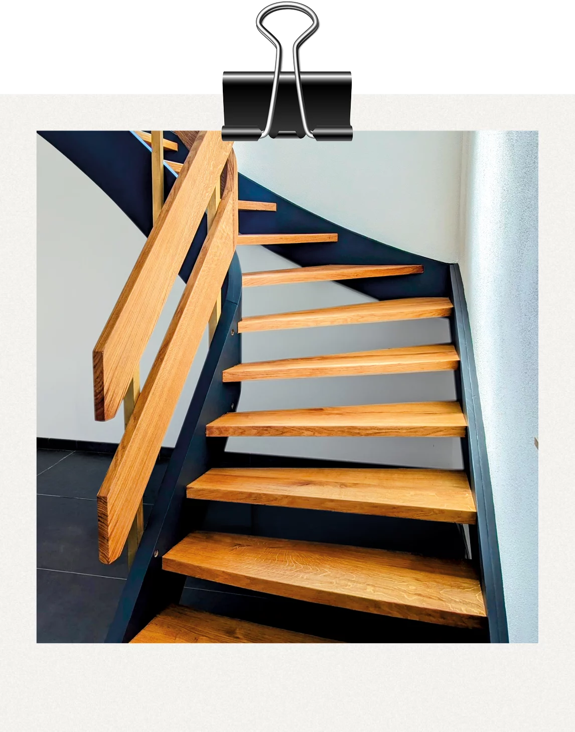 Treppen: Holztreppe mit schwarzen Highlights